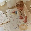 Kisgyerek mászik a másfél centiméter vastag Little Dutch szafari habszivacs szőnyegen