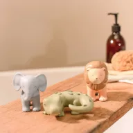Little Dutch Safari fürdőjáték figurák 3 db oroszlán krokodil elefánt fehér háttér előtt