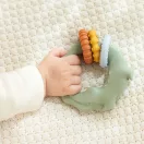 Little Dutch zöldesszürke szilikon rágóka krokodil formában három texturált karikával