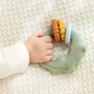 Little Dutch zöldesszürke szilikon rágóka krokodil formában három texturált karikával