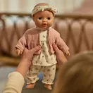 Kisgyermek kézben tartja a 26 cm-es Little Dutch Philou babát álló helyzetben
