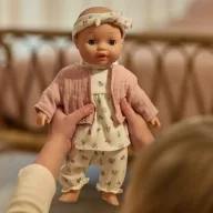 Little Dutch Philou baba 26 cm méretben virágos pamut ruhában és rózsaszín kardigánban
