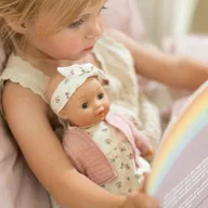 Little Dutch Philou baba 26 cm méretben virágos pamut ruhában és rózsaszín kardigánban