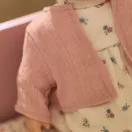 Little Dutch Philou baba 26 cm méretben virágos pamut ruhában és rózsaszín kardigánban
