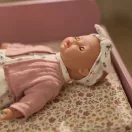 Little Dutch Philou baba 26 cm méretben virágos pamut ruhában és rózsaszín kardigánban