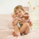 Little Dutch Philou baba 26 cm méretben virágos pamut ruhában és rózsaszín kardigánban
