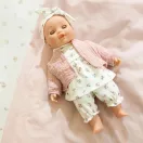 Little Dutch Philou baba 26 cm méretben virágos pamut ruhában és rózsaszín kardigánban