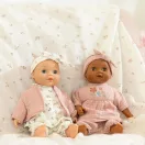 Little Dutch Philou baba 26 cm méretben virágos pamut ruhában és rózsaszín kardigánban