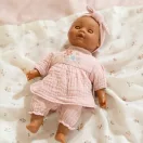 Little Dutch Yara baba 26 cm-es méretben rózsaszín hímzett pamut ruhában és fejpánttal
