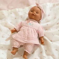 Little Dutch Yara baba 26 cm-es műanyag játékbaba rózsaszín hímzett pamut ruhában