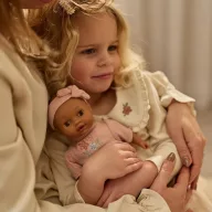 Little Dutch Yara baba 26 cm-es műanyag játékbaba rózsaszín hímzett pamut ruhában