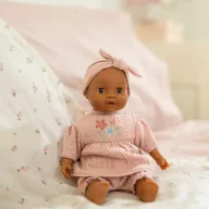 Little Dutch Yara baba 26 cm-es műanyag játékbaba rózsaszín hímzett pamut ruhában
