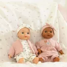Little Dutch Yara baba 26 cm-es méretben rózsaszín hímzett pamut ruhában és fejpánttal