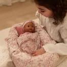 Little Dutch Yara baba 26 cm-es méretben rózsaszín hímzett pamut ruhában és fejpánttal