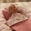 Little Dutch Yara baba 26 cm-es méretben rózsaszín hímzett pamut ruhában és fejpánttal