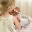 Little Dutch Yara baba 26 cm-es méretben rózsaszín hímzett pamut ruhában és fejpánttal