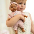 Little Dutch Yara baba 26 cm-es méretben rózsaszín hímzett pamut ruhában és fejpánttal