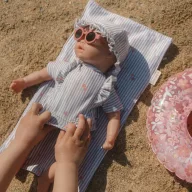Little Dutch strand- és fürdethető Mara baba rózsaszín virágos úszógumival és napszemüveggel