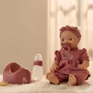 Little Dutch Livia itatós-pisilős baba virágmintás rózsaszín pamutruhában és fejpánttal