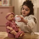 Little Dutch Livia itatós-pisilős baba virágmintás rózsaszín pamutruhában és fejpánttal