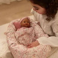 Little Dutch virágmintás játékbaba mózeskosár kispárnával és takaróval fehér háttér előtt