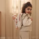 Kislány a hátán viszi a Little Dutch babahordozó hátizsákot a babájával