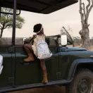 Kislány hátán a Little Dutch Safari Friends tornazsák egy terepjáró mellett