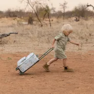 Little Dutch Safari Friends gurulós gyerek bőrönd állatos mintával és oroszlános névtáblával