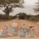 Little Dutch Safari Friends pasztell fa építőkockák és szafari figurák természetközeli háttérben