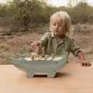 Kisgyermek játszik a Little Dutch Safari Friends fa kalapálós krokodillal az asztalnál