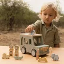 Kisgyermek madár formát illeszt a Little Dutch Safari Friends fa formaillesztő busz tetejébe