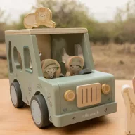 Little Dutch Safari Friends fa formaillesztő szafari kisbusz és fa állatfigurák fehér háttér előtt