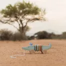 Little Dutch Safari Friends húzható krokodil homokos háttér előtt beállítva