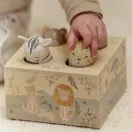 Kisgyermek keze lenyomja a Little Dutch Safari Friends pop-up játék leopárd figuráját