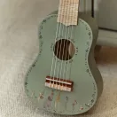 Little Dutch zöld fa játék gitár Safari Friends állatos illusztrációval