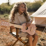 Little Dutch Safari Friends fa játék gitár pink színben szemből