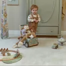 Little Dutch Safari Friends tolható fa autó plüssállatokkal megrakva a gyerekszobában