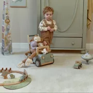Little Dutch Safari Friends zöld tolható fa autó elölnézetből