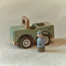 Little Dutch Safari zöldes fa autó kivehető ember figurával