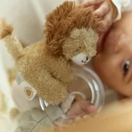 Little Dutch Safari Friends plüss oroszlános gyűrűs csörgő átlátszó gyűrűvel