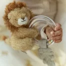 Little Dutch Safari Friends plüss oroszlános gyűrűs csörgő színes golyókkal