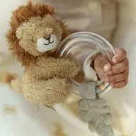 Little Dutch Safari Friends plüss oroszlános gyűrűs csörgő átlátszó gyűrűvel