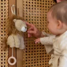 Baba és szülő nézi a kiságyra rögzített Safari Friends zenélő oroszlánt
