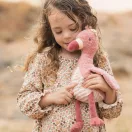 Kisgyermek öleli a puha Little Dutch plüss flamingót