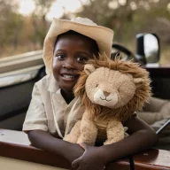 Little Dutch Safari Friends plüss oroszlán szemből, hímzett arccal és puha sörénnyel