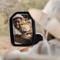 Little Dutch Safari Friends plüss oroszlán szemből, hímzett arccal és puha sörénnyel