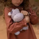 Kisgyermek öleli a puha Little Dutch Safari Friends vízilovat