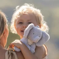 Little Dutch Safari Friends szürke plüss elefánt hímzett szemekkel és bordázott pocakkal