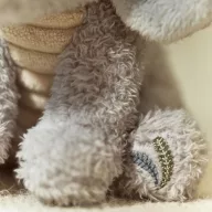 Little Dutch Safari Friends szürke plüss elefánt hímzett szemekkel és bordázott pocakkal