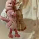 Gyermek kezében tartott Little Dutch flamingó és zsiráf kulcstartók